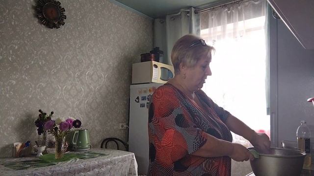 На кухне...