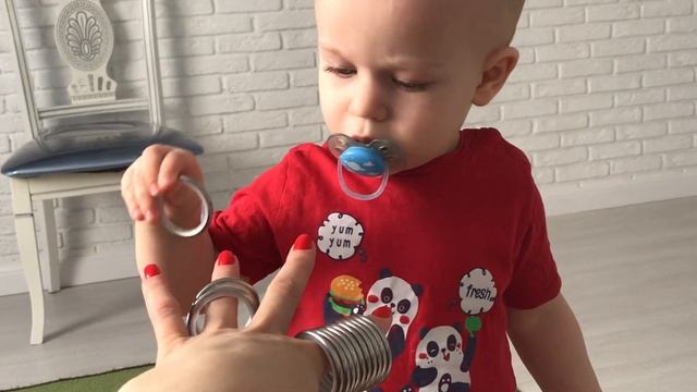 Малыш Саша играет с мамой в свои игры