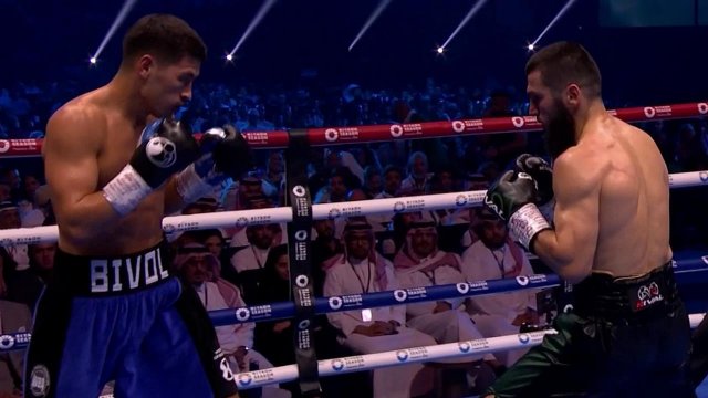 Несколько часов осталось до начала поединка за звание чемпиона мира Бетербиев - Бивол