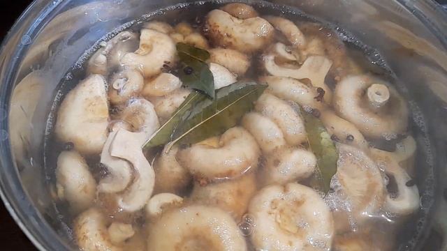 Маринованные грузди горячим способом, очень простой и вкусный рецепт
