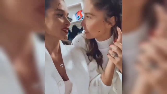 Ксения Бородина и Агата Муцениеце завязали шнурки