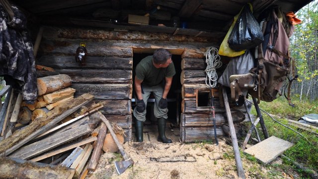 Ремонт избы. Новая печь и двери. Занёс лодку с мотором. Крупный окунь.