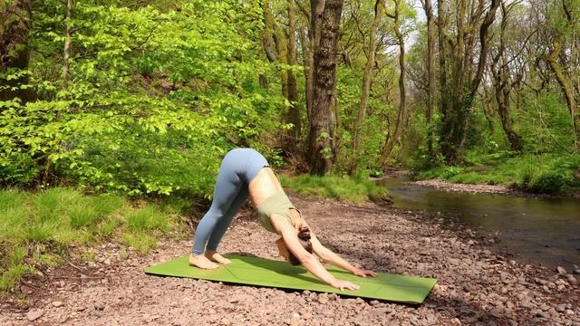 «10 минут утренних приветствий солнцу | Йога для начинающих».