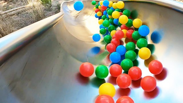 Скатываются разноцветные шарики с большой детской горки. Видео для детей