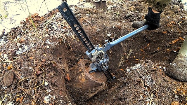 Огромные находки достаю из под завалов. Коп металлолома забираем всё.