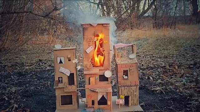 Горят фавелы из картона!