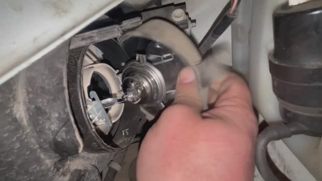 Фара Гранта Как поменять лампочку и достать стекло из фары