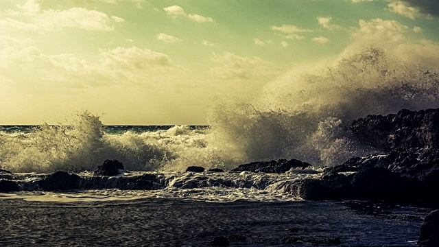 Звук разбивающихся океанских волн и завывания ветра