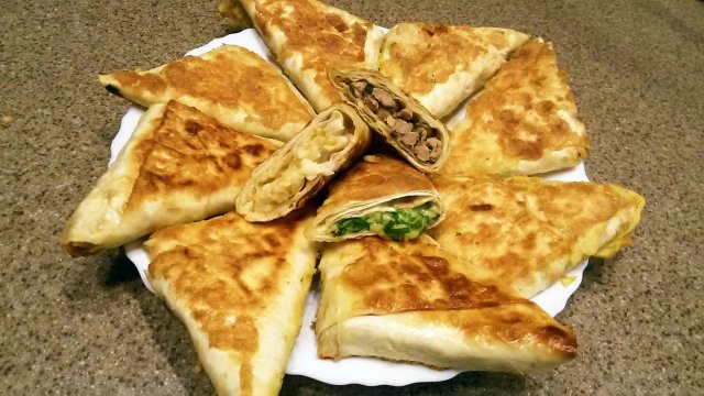 Самса из лаваша на сковороде. Лаваш  с разными начинками. Рецепты из лаваша на сковороде с начинкой.