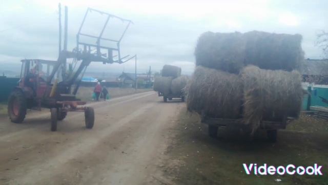 Трактор🚜 Т-16. Разгрузка сена