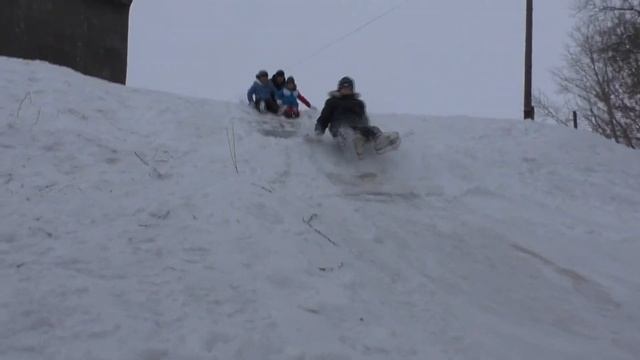 Дети катаются на горках! Давид и его команда!