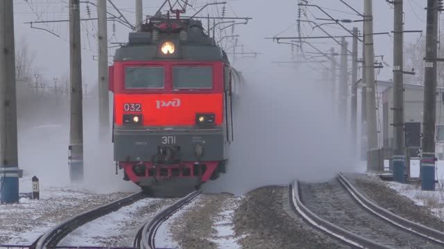 Пассажирские поезда РЖД пролетают зимой на скорости в Сибири | Железная дорога