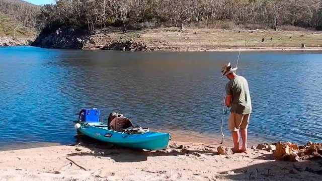 Красивая рыбалка Одиночное путешествие на каяке по горному озеру Поймал крупную рыбу и приготовил
