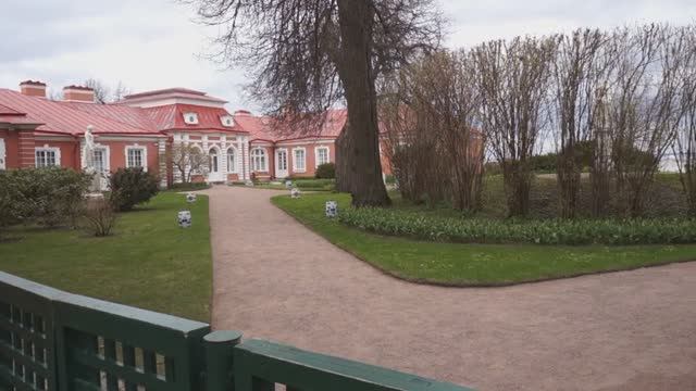 Нижний парк Петергофа весной