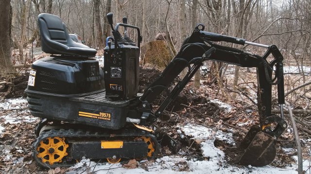Мини экскаватор 29575 , педаль управления стрелой совершенно бесполезна.