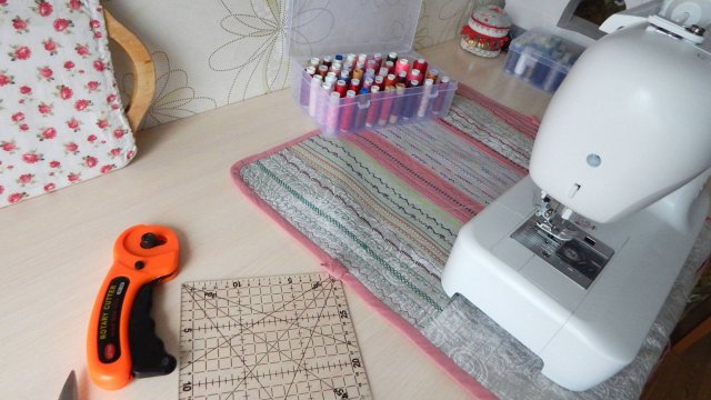 Два в одном! Сшила простым способом одежду для швейной машинки, чехол с карманами или это коврик.