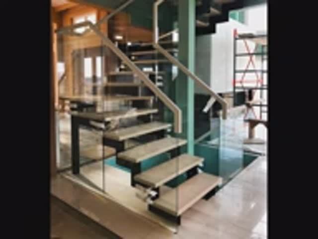 Деревянная лестница и перила из стекла