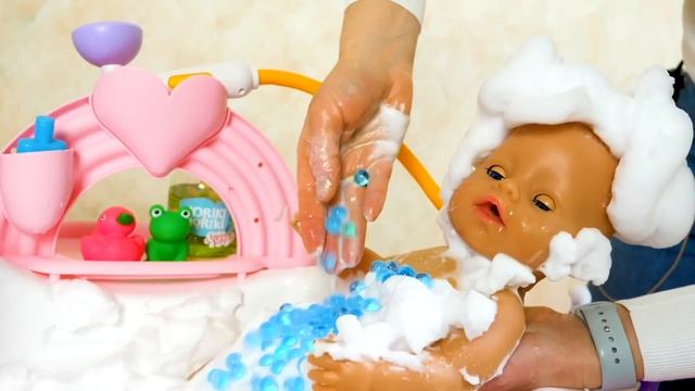 Кукла Беби Анабель идёт спать! Игрушки для ванной и воздушная пена! Онлайн видео игры для детей.