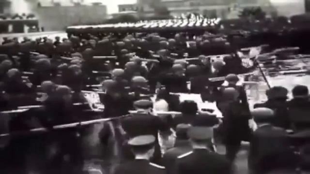 Парад 24 июня 1945 года бросают поверженные флаги бодрое минутное видео