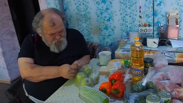 Получила пенсию купила продукты Сын не помог мне кормит животных Распределяю колбасу по пакетикам