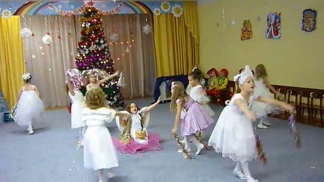 Танец снежинок в детском саду, музыка из балета "Щелкунчик"