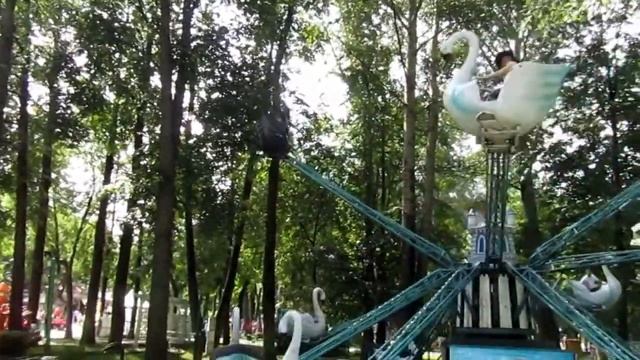 Катаюсь на аттракционах в парке Горького