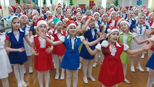 Новогодний концерт Образцового Детского эстрадного хора Солнечная Дорога (Часть1)