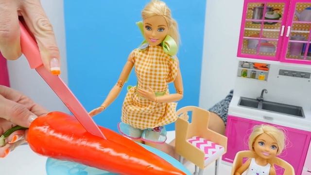 Барби и Маша Капуки готовят роллы. Видео для девочек.