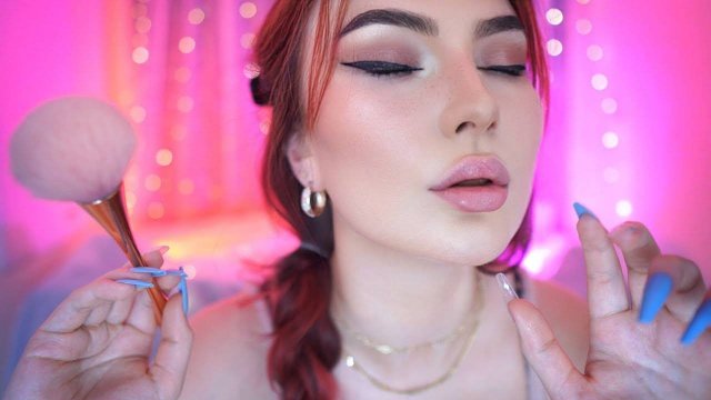 Звуки языка крупным планом, нежные поцелуи и визуальные эффекты, вызывающие покалывание
