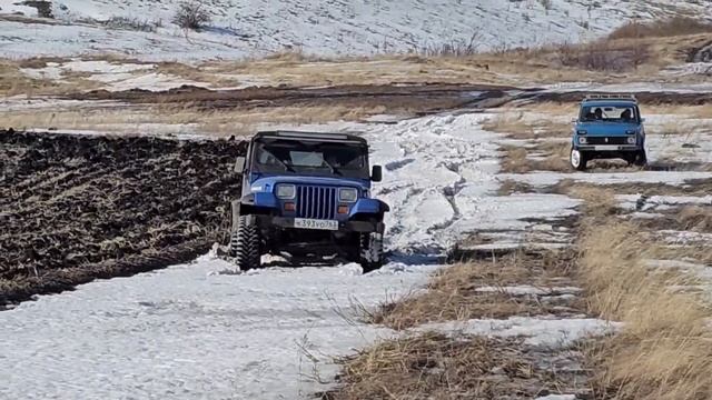 Jeep Wrangler YJ & Lada 4x4