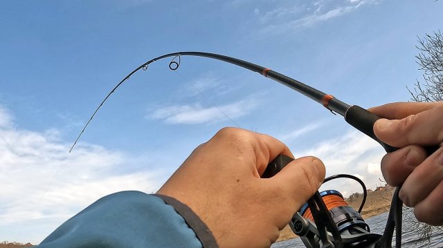 ВЕСЕННИЙ СУДАК! Береговая Рыбалка на спиннинг ранней весной. Ловля судака на спиннинг весной!