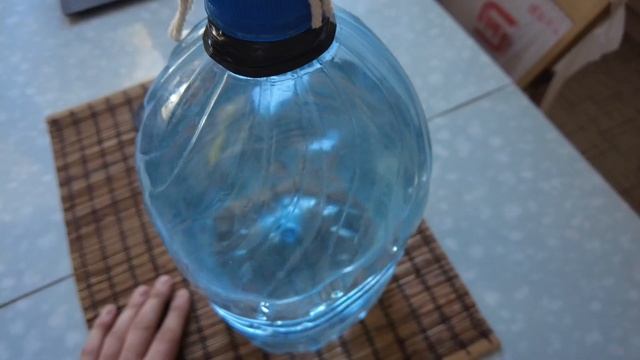 ВЕРЁВОЧНАЯ РУЧКА СПАДАЕТ С БУТЫЛКИ. Делаем ручку для 5л бутылки и устраняем недочёты конструкции.