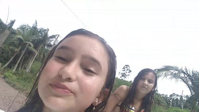 na piscina com as minhas amigas 😘😸