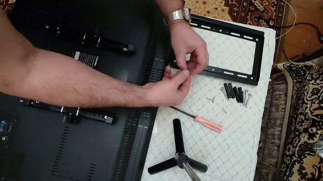 Крепление телевизора к стене с помощью кронштейна.