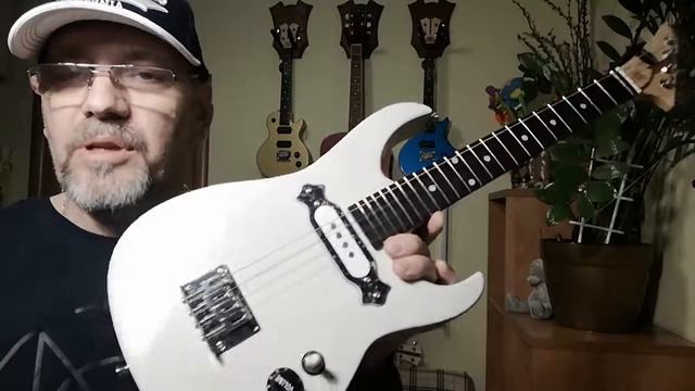 Ukulele elektryczne.
Electric ukulele tenor. Электроукулеле 2018 года.