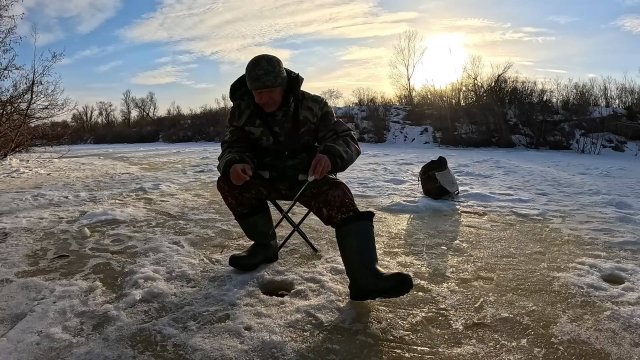 Рыбалка на речке в конце марта