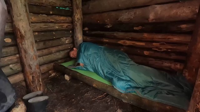 Землянка своими руками за 3 дня. Первая ночевка. Место для фото охоты