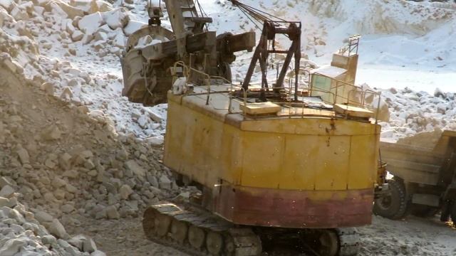 Советский карьерный Экскаватор ЭКГ-5А в работе