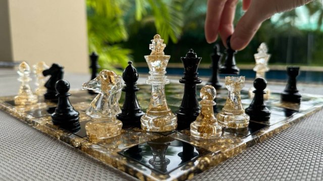 Роскошные шахматы из эпоксидной смолы. Золотые и черные.