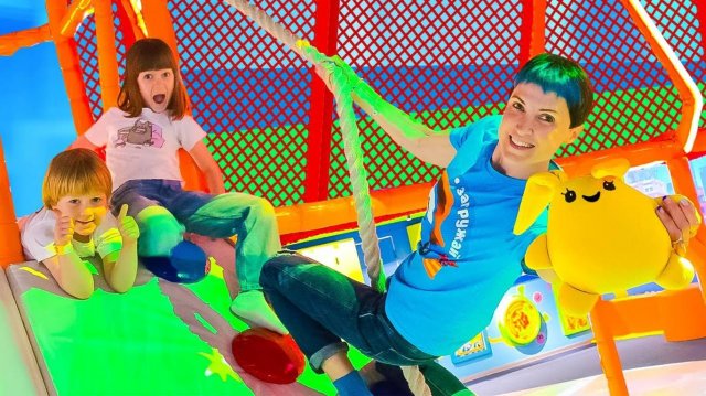 Мама для Лаки – Исследуем мультимедийный парк развлечений! Игры для детей с Машей Капуки