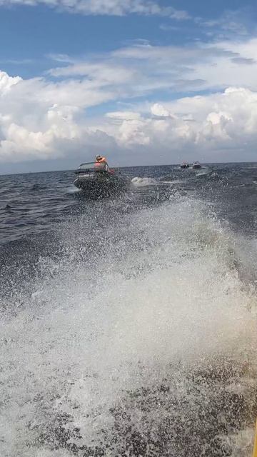 На лодках в шторм