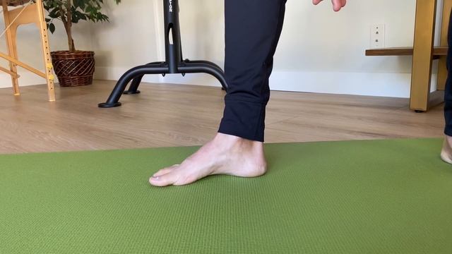 2 Exercises to Lift and Strengthen Your Arches (Flat Feet)