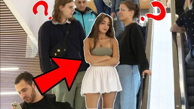Шаловливая девочка на эскалаторе #Юмор #Пранки #Приколы #Розыгрыши