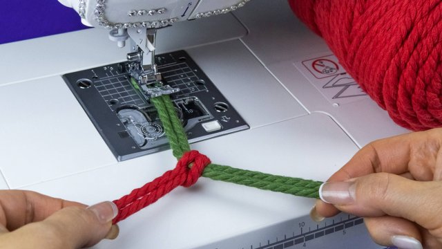 Необычная салфетка с горловиной и петлями!