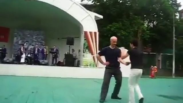 СТИЛЯГИ танцуют.