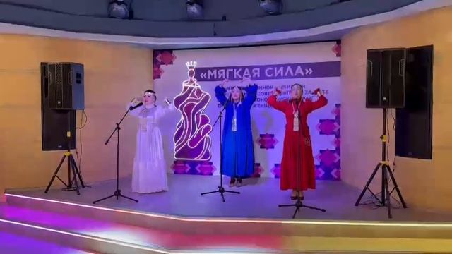Песню «Матушка-земля» на якутском языке исполнили активистки электропрофсоюза в Москве