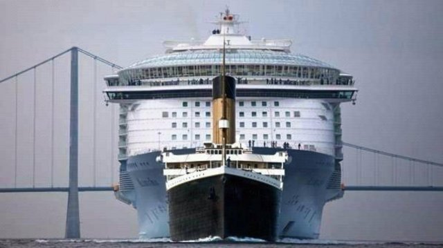 Океанический лайнер Симфония Морей по сравнению с Титаником
