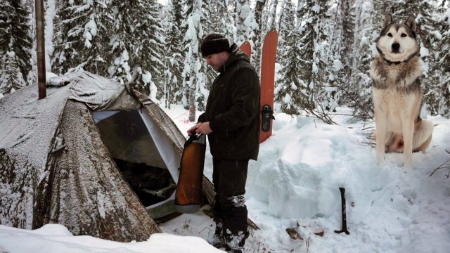 ВЗЯЛ СОБАКУ ПАЛАТКУ с ПЕЧКОЙ И ПОЕХАЛ на РЫБАЛКУ на ХАРИУСА.