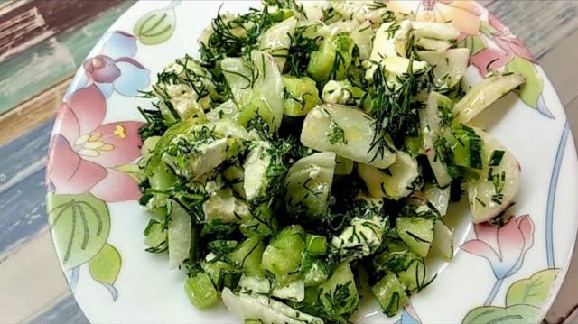 Весенний мгновенный салат из овощей и зелени. Простой рецепт.