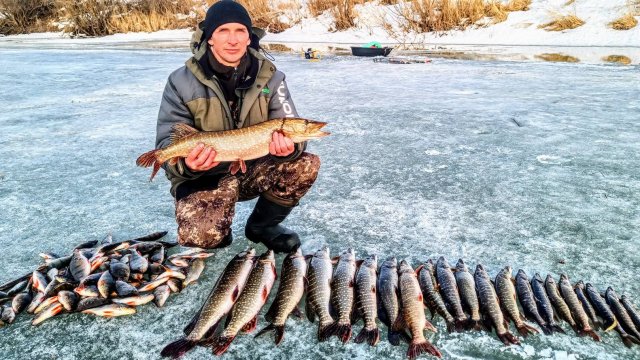 ОХ...ЕТЬ ЁКЛМН РЫБА ВЫЛАЗИТ ИЗ ЛУНОК НЕ УСПЕВАЛИ ТАСКАТЬ ЩУК. Рыбалка на хапуги в марте Рыбалка 2025